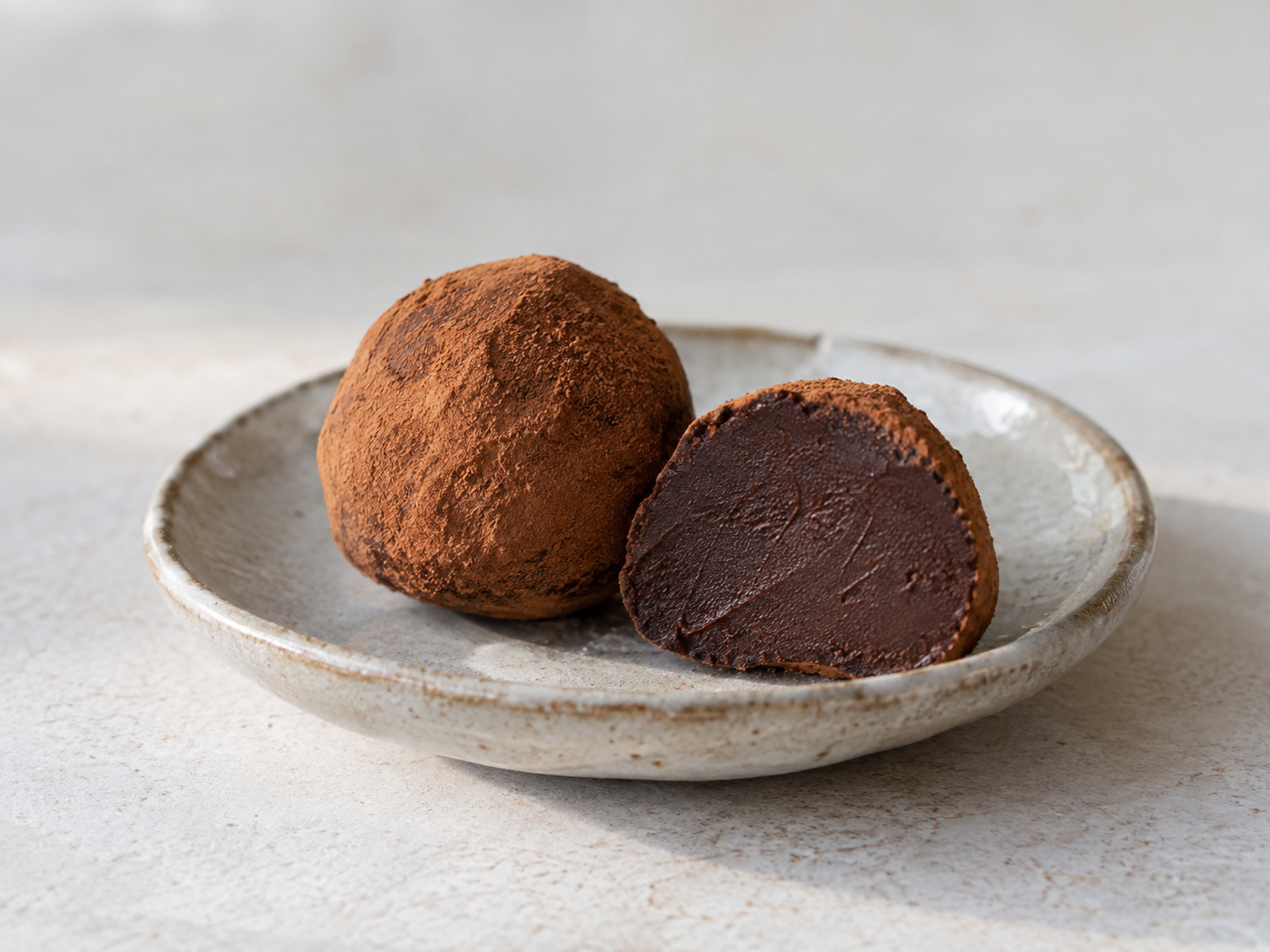 Chokoladetrøfler med tahin og kakao