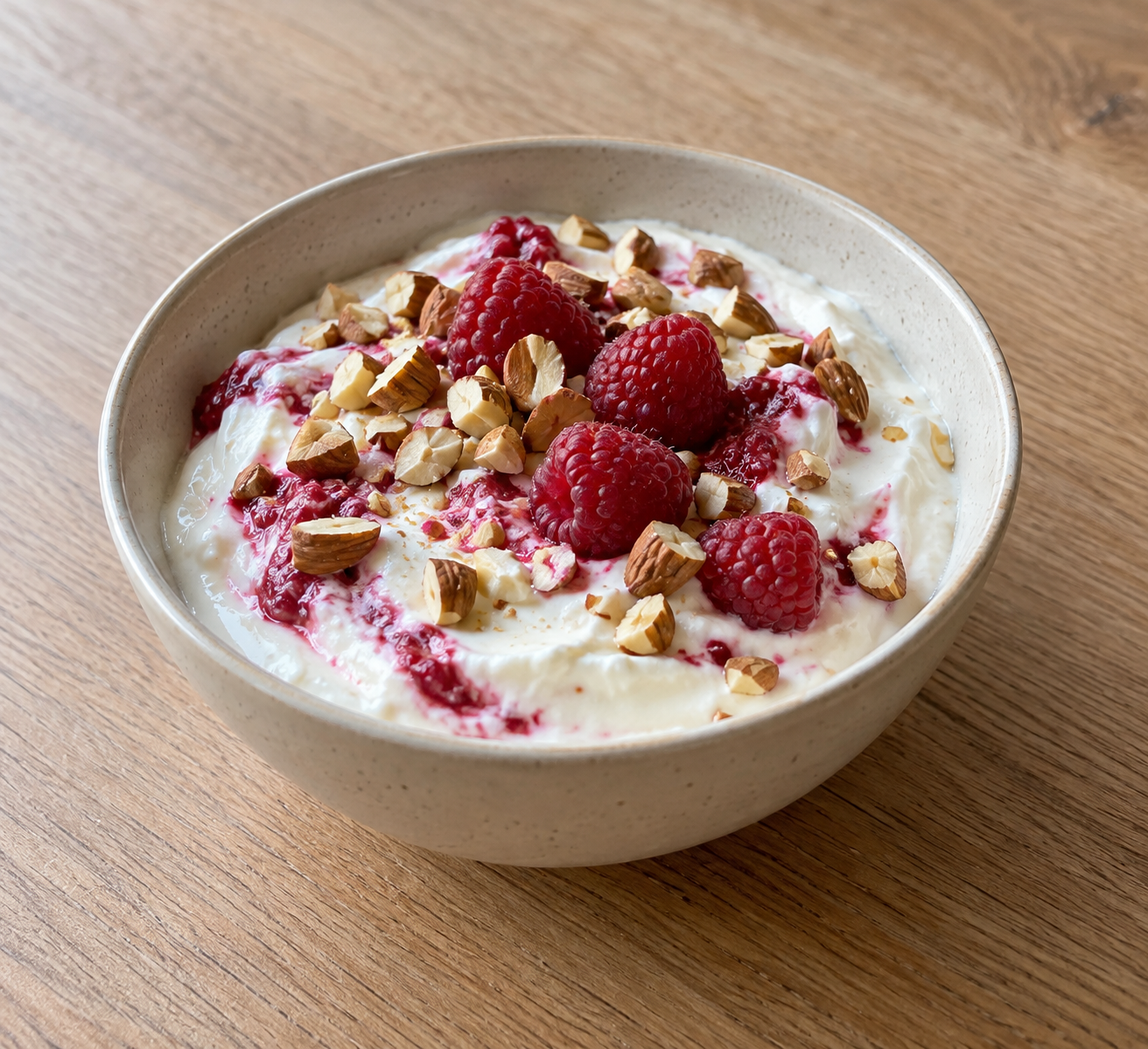 Hytteostcreme med hindbær og ristede mandler